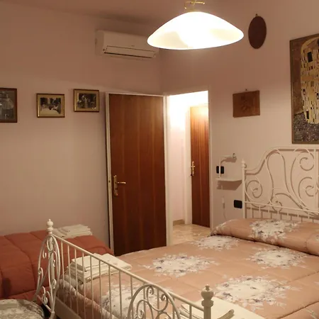 Marilyn Oda ve Kahvaltı